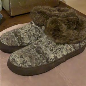 Ew Acorn slippers size 10